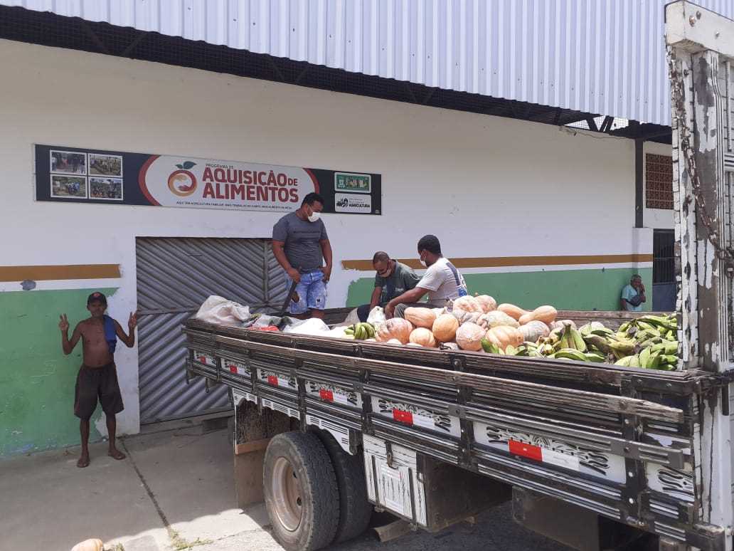 Camacã: Secretaria de Agricultura anuncia a chegada de água para 2 Assentamentos e faz entrega de alimentos para famílias